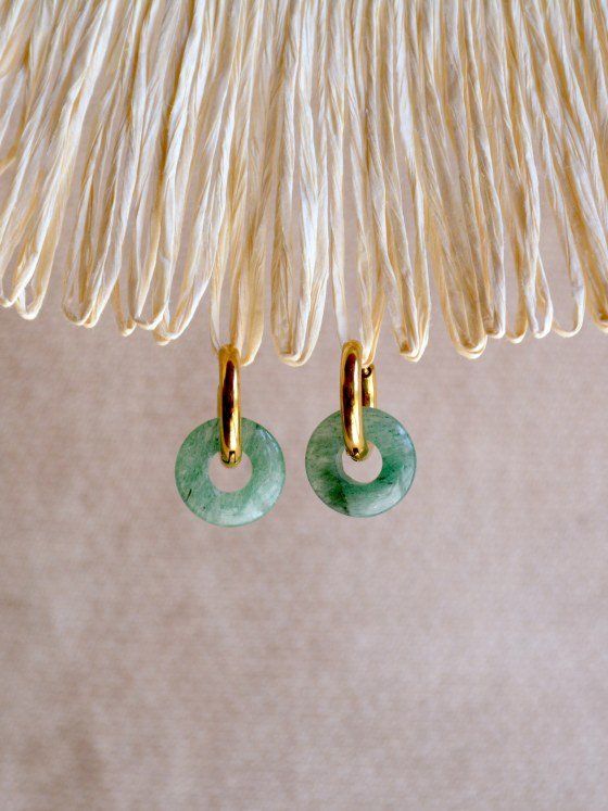 Aretes Belai Jade Verde, argollas de acero con dije de piedra jade verde, apoyados sobre fibra de rafia y lino
