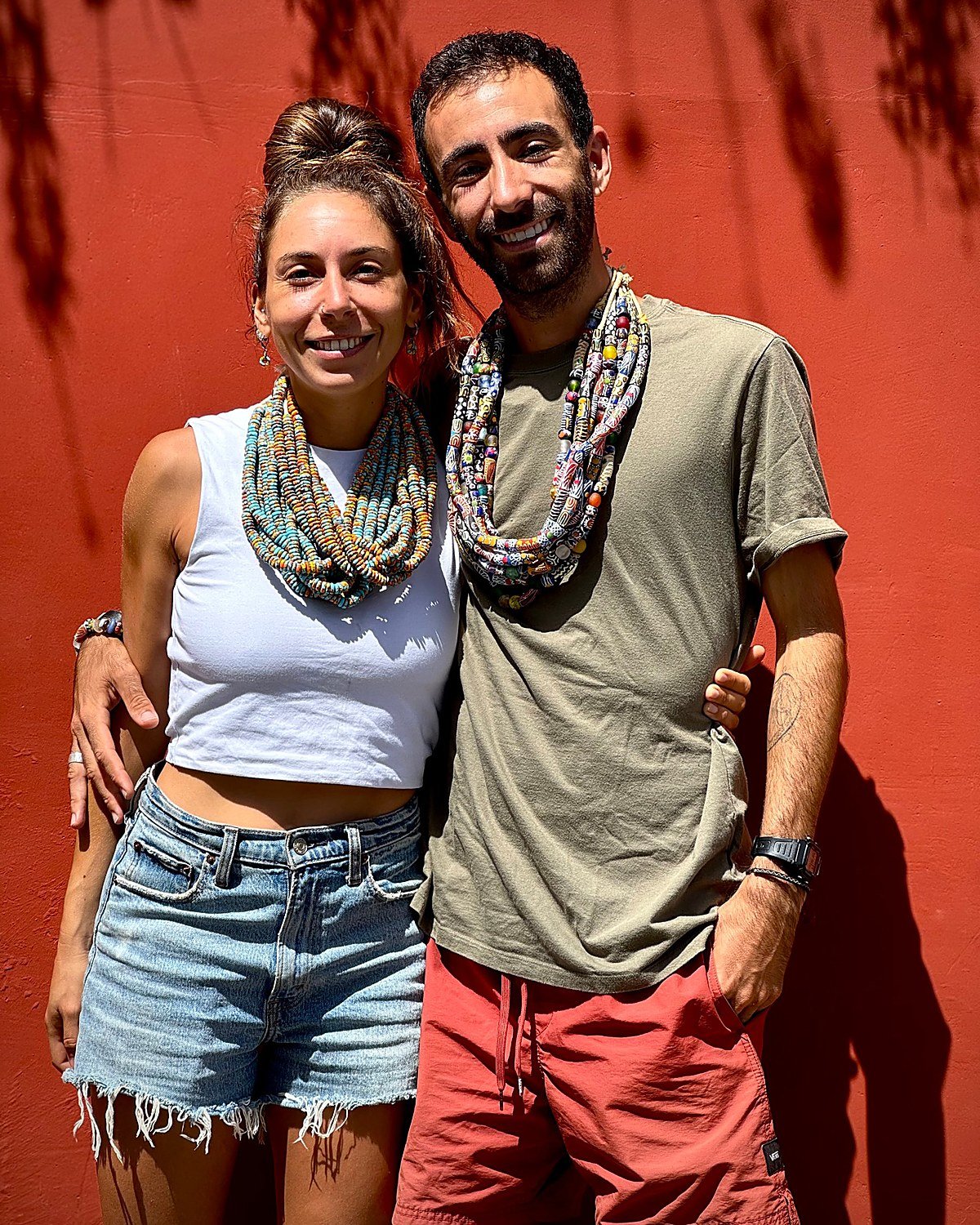 Cami y Marco, los fundadores de Belai, sonriendo abrazados